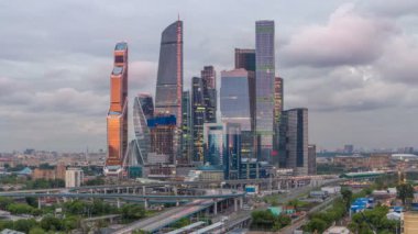 İş karmaşık gökdelenler Moskova şehir gün gece timelapse. Demiryolu ve otomobil ön planda uygulama projesi.