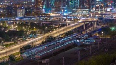 Küçük halka Moskova Demiryolları gece timelapse - Moskova, Rusya 54,4 kilometre uzunluğunda yörünge demiryolu var. Shelepikha istasyonu