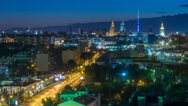 オスタンキノ テレビ塔と鉄道駅夜のタイムラプス近くスターリンの高層ビル。住宅建築、モスクワ、ロシアでの夏の屋根 — ストック動画