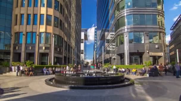 Fontána timelapse hyperlapse na bílém náměstí poblíž Office centrum se nachází v centru Moskvy, Rusko — Stock video