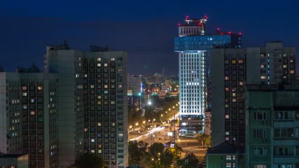 Nacht Moskou stadsgezicht van dak timelapse. Residentiële gebouwen bij nacht. Nacht uitzicht vanaf het dak — Stockvideo