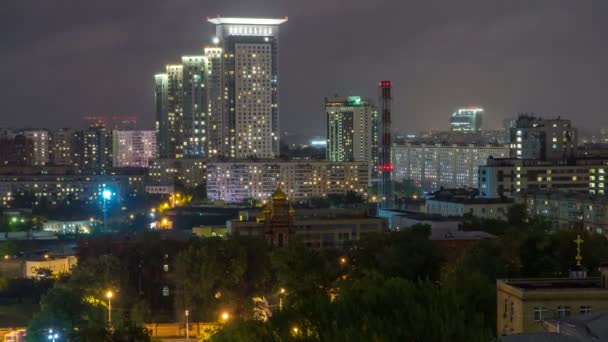 Noche Moscú paisaje urbano de timelapse azotea. Edificios residenciales por la noche. Vista nocturna desde el techo — Vídeos de Stock