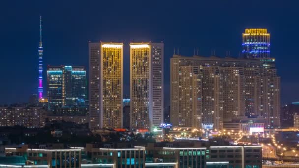 Paysage urbain de Moscou nocturne depuis le toit timelapse. Bâtiments résidentiels la nuit et tour de télévision Ostankinskaya. Vue de nuit depuis le toit — Video