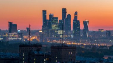 Gün doğmadan önce Moskova, Rusya gün timelapse, konut, park alanları, mesafe, ufuk, sabah sis içinde Moscow City gökdelenler grup için cityscape gece tepesinden görüntüleyin