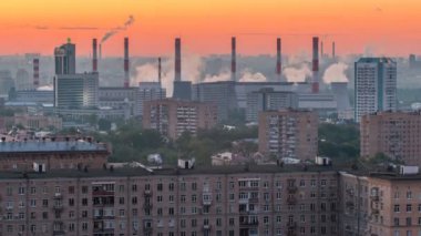 Cityscape timelapse, konut, park alanları, mesafe, ufuk, sabah sis borularda before sunrise, Moskova, Rusya sigara üstten görüntülemek