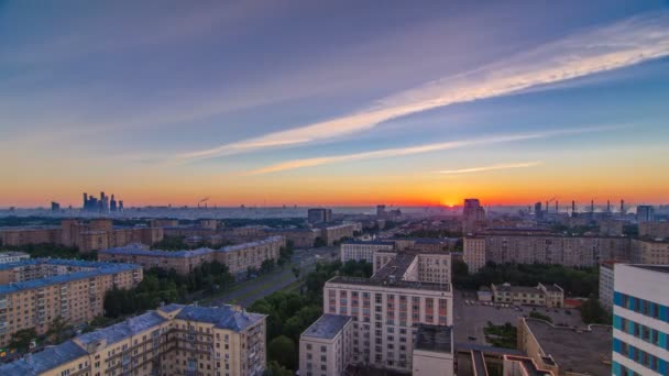 Wohngebäude, Stalin-Wolkenkratzer und Stadtpanorama im Zeitraffer bei Sonnenaufgang in Moskau, Russland