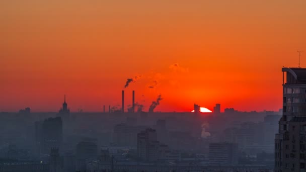 Жилые здания, сталинские небоскребы и панорама города на восходе солнца в Москве, Россия — стоковое видео