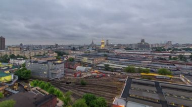Üstten Görünüm için Rusya'nın Moskova Komsomolskaya Meydanı'nda gece timelapse üç tren istasyonları günün akşam