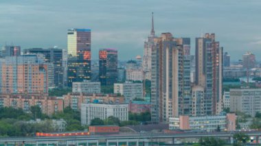 Dünya Ticaret Merkezi kuleleri ve otel Ukrayna gün gece timelapse Moskova, Rusya ile cityscape manzarası için havadan görünümü.