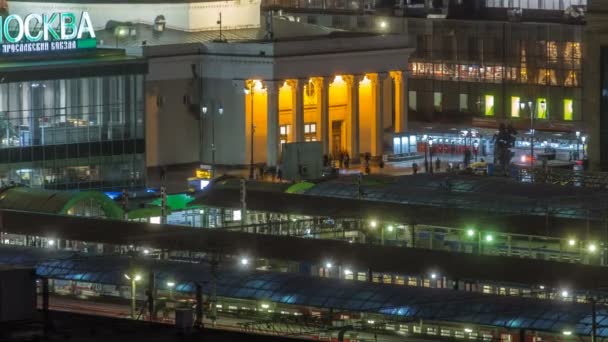 Вечерний обзор трех железнодорожных вокзалов ночного времени на Комсомольской площади в Москве, Россия — стоковое видео