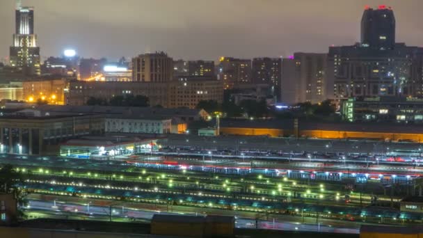 Kvällen ovanifrån av tre järnvägen posterar natt timelapse på Komsomolskaja torget i Moskva, Ryssland — Stockvideo