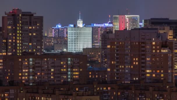 Κτίριο της κυβέρνησης της Ρωσικής Ομοσπονδίας στη Μόσχα το βράδυ λευκό οίκο η θέα από την κορυφή timelapse — Αρχείο Βίντεο
