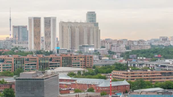 Paesaggio urbano di Mosca da timelapse tetto. Edifici residenziali e Ostankinskaya torre tv. Vista aerea dal tetto — Video Stock