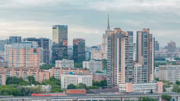 Vue aérienne vers les toits du paysage urbain avec les tours du World Trade Center et l'hôtel Ukraine timelapse à Moscou, Russie . — Video