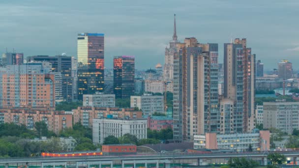 Vista aérea al horizonte urbano con las torres del World Trade Center y el hotel Ucrania día a noche timelapse en Moscú, Rusia . — Vídeos de Stock