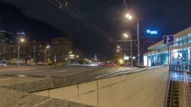 Kutuzov Avenue timelapse hyperlapse Moskova'da otomobil trafik.