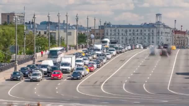 Lalu lintas mobil di Big Stone Bridge timelapse. Jembatan Bolshoy Kamenniy — Stok Video