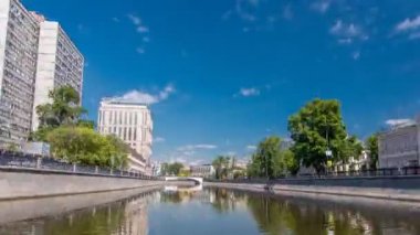 Geçmişte Moskova Kremlin ve diğer ünlü yerler timelapse hyperlapse, Rusya Moskova Nehri üzerinde tekne yüzen