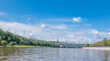 Geçmişte Moskova Kremlin ve diğer ünlü yerler timelapse hyperlapse, Rusya Moskova Nehri üzerinde tekne yüzen