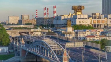 Akşam görünüm Rusya Academy of Sciences timelapse ve Moskova Nehri üzerinde Novoandreevsky köprü.