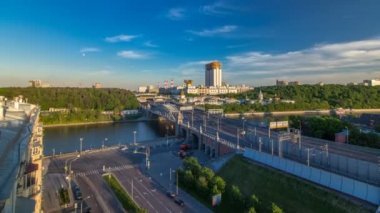 Akşam görünüm Rusya Academy of Sciences timelapse ve Moskova Nehri üzerinde Novoandreevsky köprü.