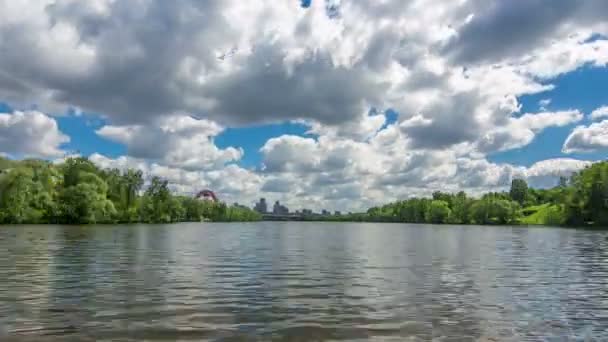 小船漂浮在莫斯科河通过 Zhivopisny 桥梁和其他著名地方时差 hyperlapse, 俄国 — 图库视频影像