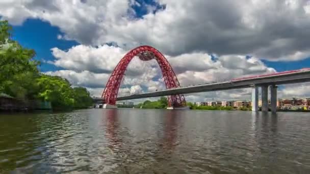 過去の Zhivopisny 橋、その他の有名な場所のタイムラプス hyperlapse、ロシア モスクワ川に浮かぶボート — ストック動画