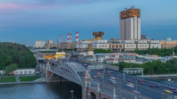 Vista noturna na Academia Russa de Ciências dia a noite timelapse e ponte Novoandreevsky sobre o rio Moscou . — Vídeo de Stock