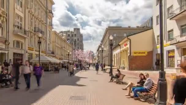 Einheimische und Touristen, die in Moskau auf der berühmten Fußgängerzone Arbat Street spazieren gehen, überschlagen sich im Zeitraffer. Menschen sitzen auf einer Bank — Stockvideo