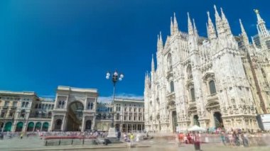 Katedral Duomo di Milano ve Vittorio Emanuele Galerisi timelapse hyperlapse Meydanı Piazza Duomo olarak güneşli yaz gün, Milan, İtalya.