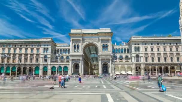 Den Galleria Vittorio Emanuele Ii timelapse hyperlapse på torget Piazza del Duomo katedralen . — Stockvideo