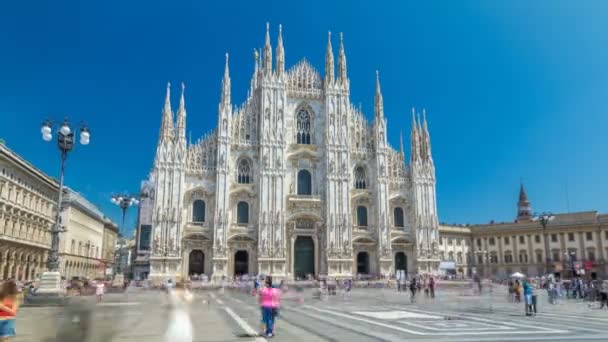 De Duomo kathedraal timelapse hyperlapse. Vooraanzicht met mensen lopen op het plein — Stockvideo