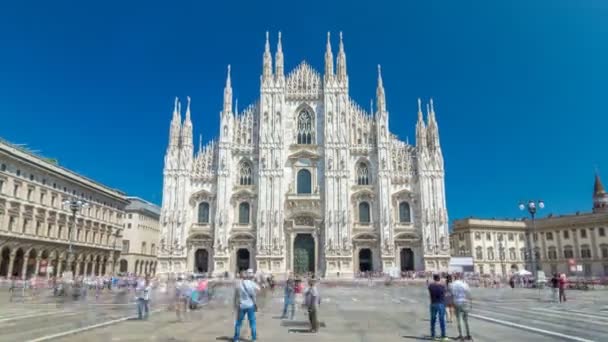 O hiperlapso temporal da catedral de Duomo. Vista frontal com pessoas caminhando na praça — Vídeo de Stock