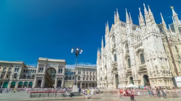 Katedrála Duomo di Milano a Vittorio Emanuele Galerie timelapse hyperlapse v náměstí Piazza Duomo ve slunečný letní den, Milán, Itálie. — Stock video
