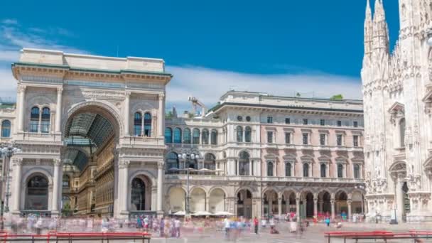 Cathédrale Duomo di Milano et Vittorio Emanuele galerie timelapse in Square Piazza Duomo at sunny summer day, Milan, Italie . — Video