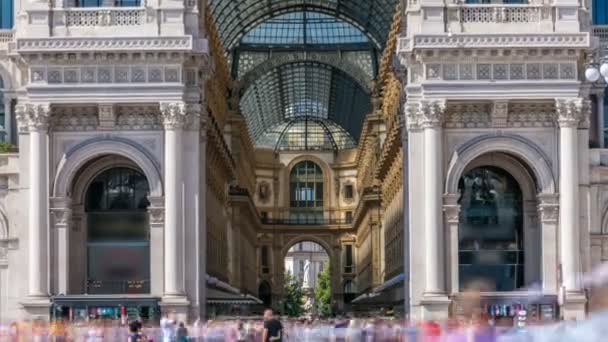 Entrada a la Galleria Vittorio Emanuele II timelapse en la Plaza del Duomo  . — Vídeos de Stock