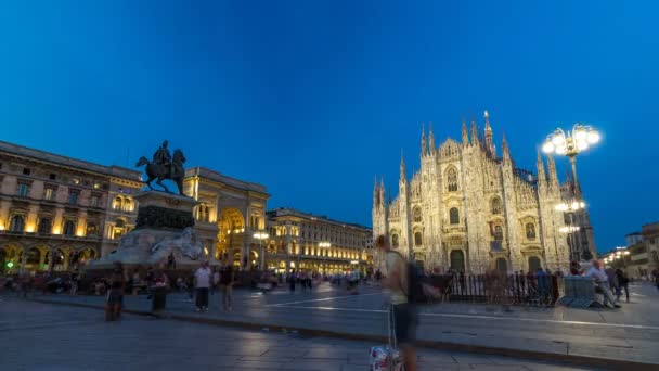 ミラノ大聖堂一日夜のタイムラプス ミラノのドゥオーモはミラノ、イタリアのゴシック様式の大聖堂教会. — ストック動画