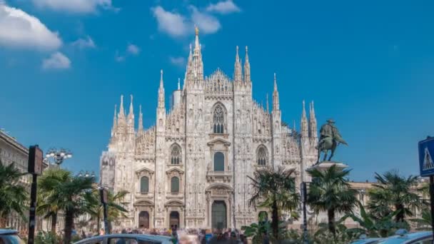 Il Duomo timelapse con palme e monumento. Vista frontale con persone che camminano sulla piazza — Video Stock