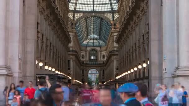 Ingang van de Galleria Vittorio Emanuele Ii timelapse op de Piazza del Duomo Cathedral Square . — Stockvideo