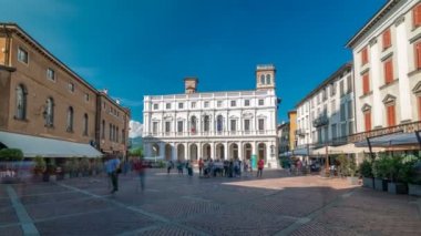 Ana kare piazza Vecchia içinde bir İtalyan şehir Bergamo timelapse. Kütüphane ve tarihi binalar.