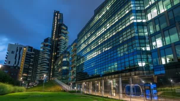 Milan Porta Nuova business district dag naar nacht timelapse — Stockvideo