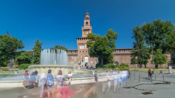Main entrance to the Sforza Castle - Castello Sforzesco and fountain in front of it timelapse hyperlapse, Milan, Italy — Stock Video
