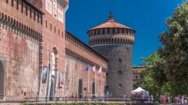 Ana giriş Sforza Kalesi ve tower - Castello Sforzesco timelapse, Milan, İtalya