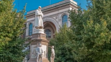 Leonardo da Vinci Piazza della Scala, Milano, İtalya La Scala kare timelapse anlamı içinde anıt