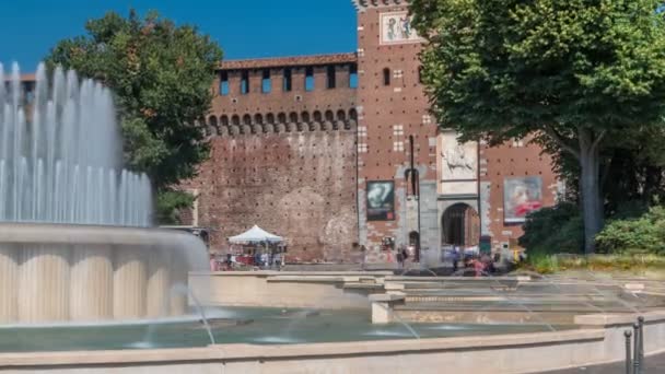 Główne wejście do zamku Sforzów - Castello Sforzesco i Fontanna przed nim timelapse, Mediolan, Włochy — Wideo stockowe