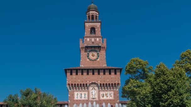 Torre con reloj del Castillo de Sforza - Castello Sforzesco timelapse, Milán, Italia — Vídeo de stock