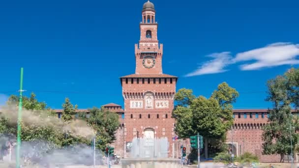 Hoofdingang van het Sforza kasteel - Castello Sforzesco en de fontein voor het timelapse, Milan, Italië — Stockvideo