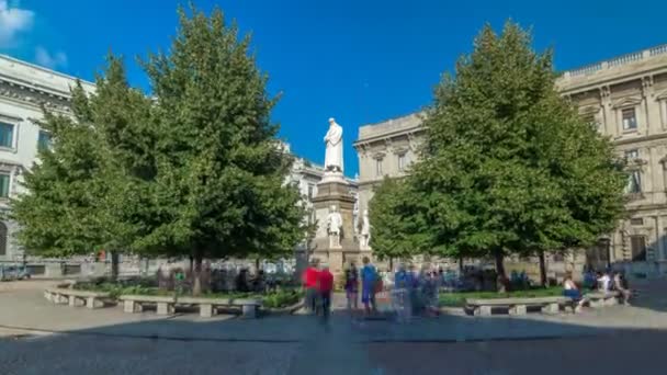 Monumento a Leonardo da Vinci na Piazza della Scala significando hiperlapso temporal da Praça La Scala em Milão, Itália — Vídeo de Stock