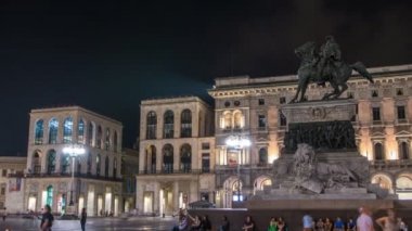 Piazza del Duomo timelapse gece Vittorio Emanuele II heykeli. Milan Lombardy, İtalya.