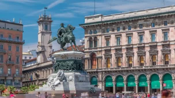Piazza del Duomo timelapse Vittorio Emanuele II heykeli. Milan Lombardy, İtalya. — Stok video